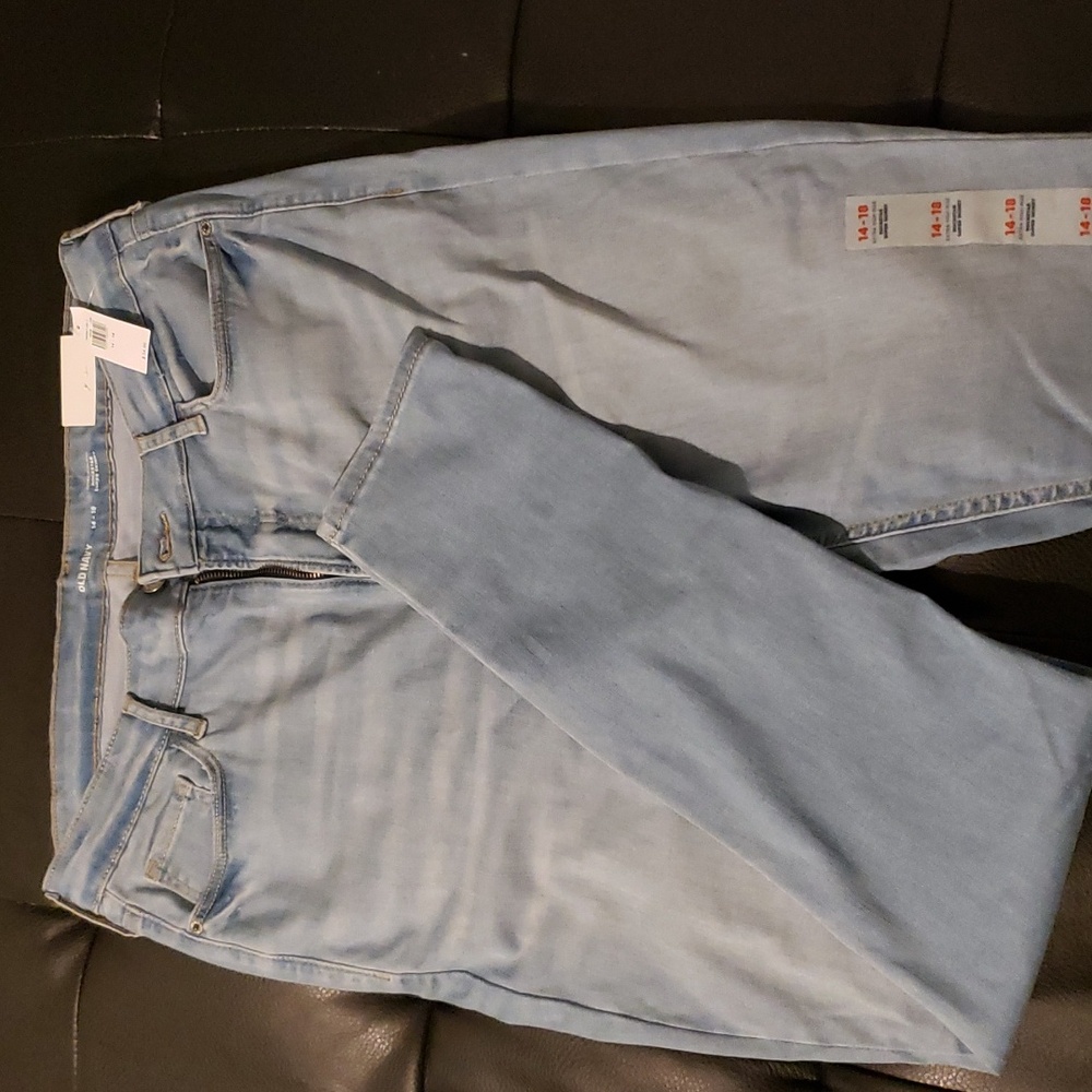 Brand New with Tags. Old Navy Jeans. Flex fit size 14-18. Extra high rise skinny